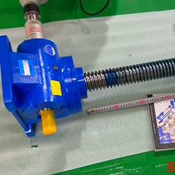 Lifting device with rotating screw jack